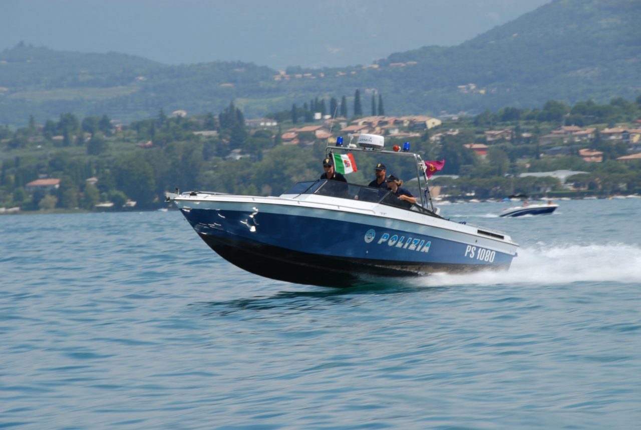 Barca a vela alla deriva sul Lago di Garda, in pericolo famiglia con due bambini