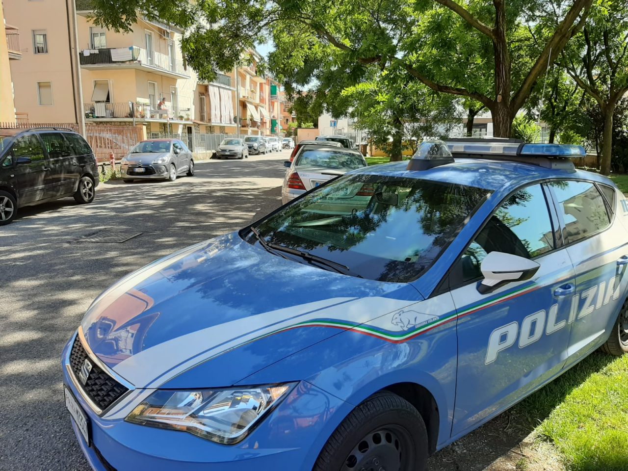 Con un gesto d’ira sfonda a pugni il parabrezza, arrestato 34enne per i maltrattamenti alla compagna