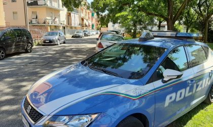 Con un gesto d’ira sfonda a pugni il parabrezza, arrestato 34enne per i maltrattamenti alla compagna