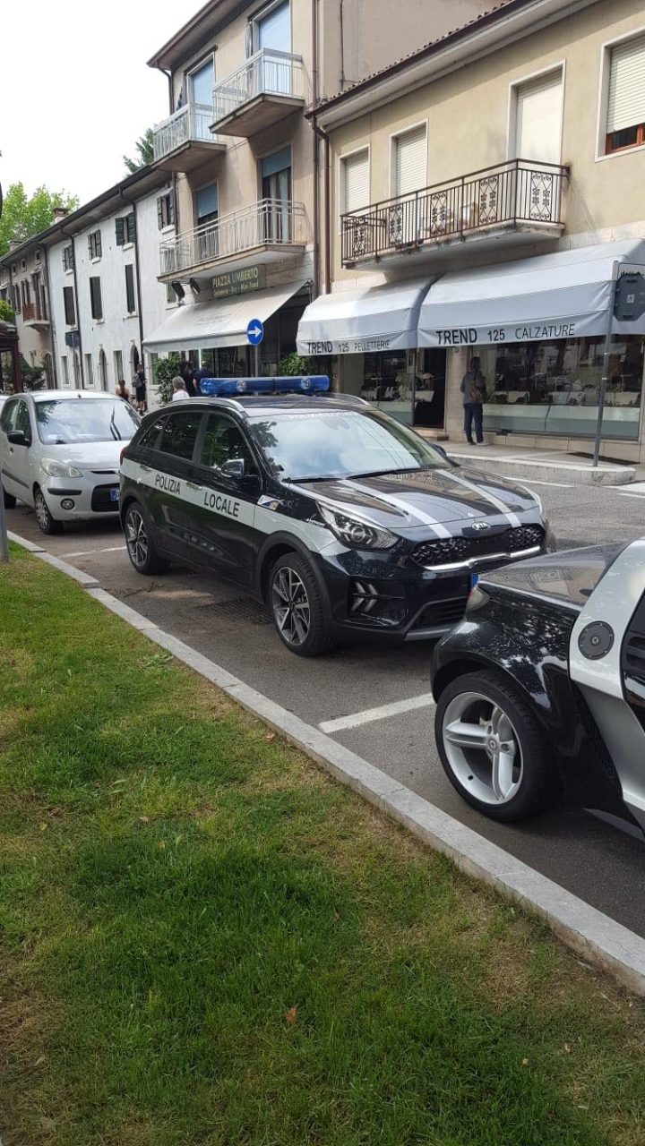 Controlli della Polizia locale negli esercizi commerciali di San Giovanni Lupatoto per una ripresa sicura