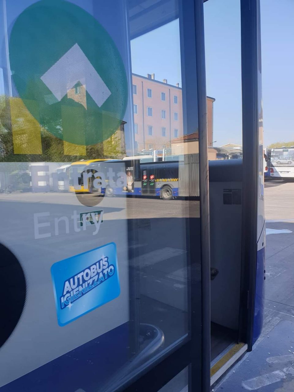 Solo 9 persone consentite, sulla linea 91 ne salgono 37! Eppure Atv ordina all’autista di proseguire…