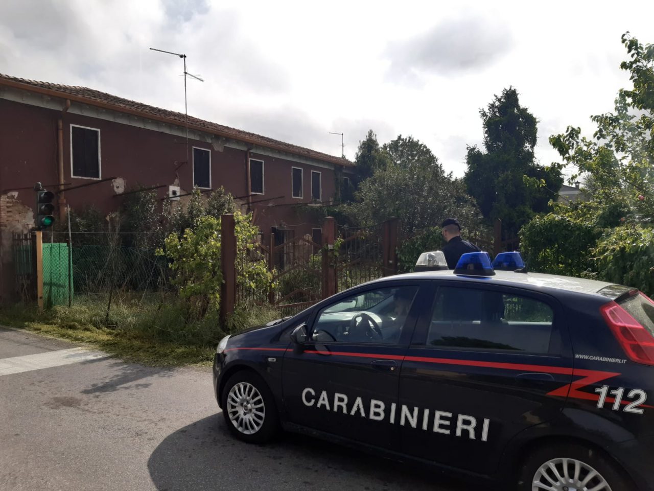 Cerca di entrare nel casolare ma la serratura è stata cambiata, trovati tre abusivi all’interno