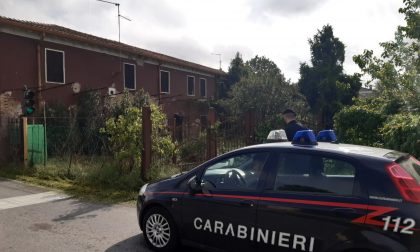 Cerca di entrare nel casolare ma la serratura è stata cambiata, trovati tre abusivi all'interno