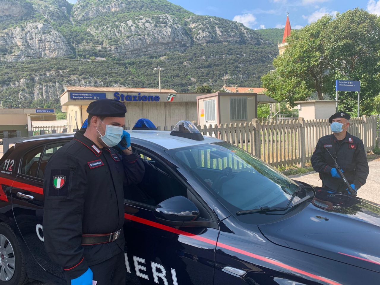 Ventiduenne sorpresa con 10 grammi di marijuana alla stazione ferroviaria di Dolcè