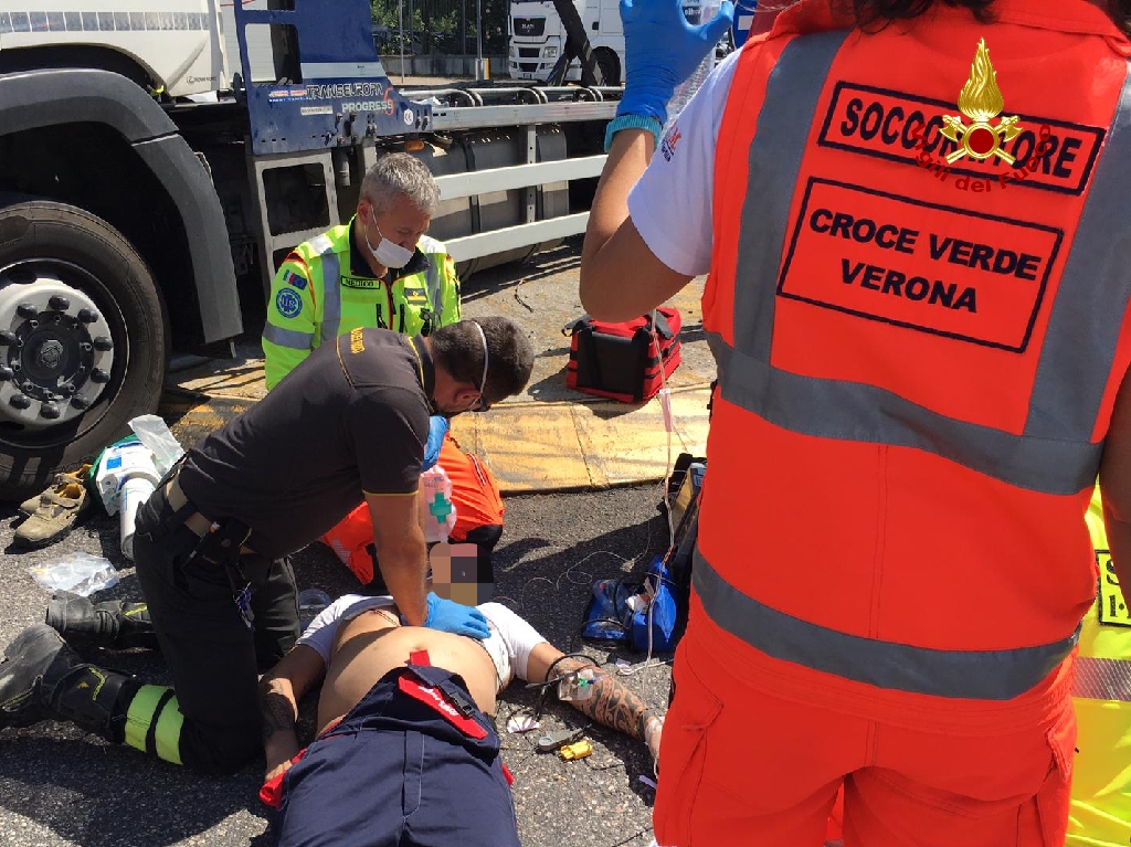 Perde il controllo della bisarca e finisce contro la rotonda, rianimato dai Vigili del Fuoco