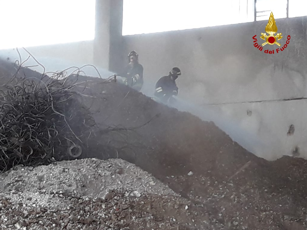In fiamme del poliestere in un’azienda specializzata in riciclaggio materiali ferrosi