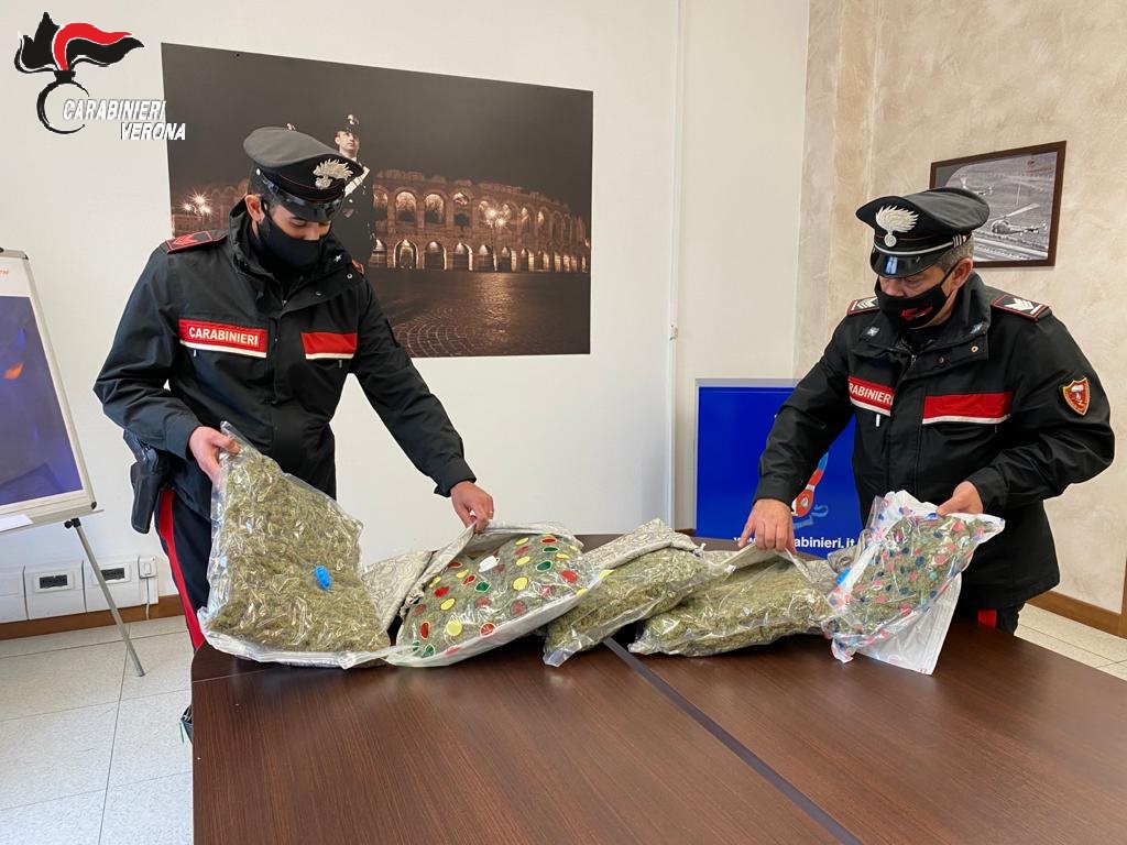 Trasportava sei cuscini da divano, erano imbottiti con 5 chili di marijuana