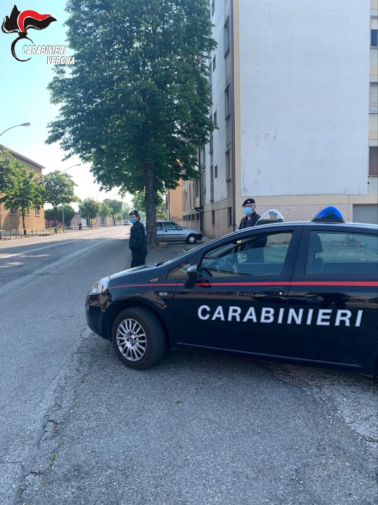 Infrange il finestrino e ruba il portafoglio, ma non s’accorge del proprietario dell’auto…