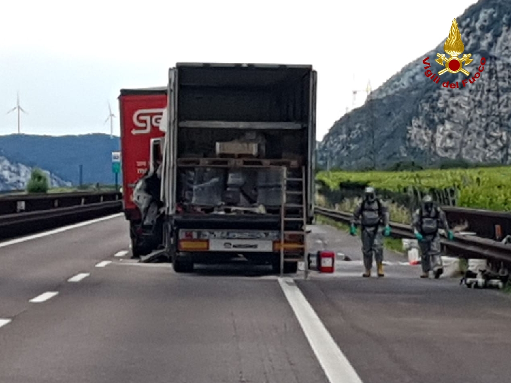 Tamponamento tra mezzi pesanti in A22, uomo incastrato tra le lamiere