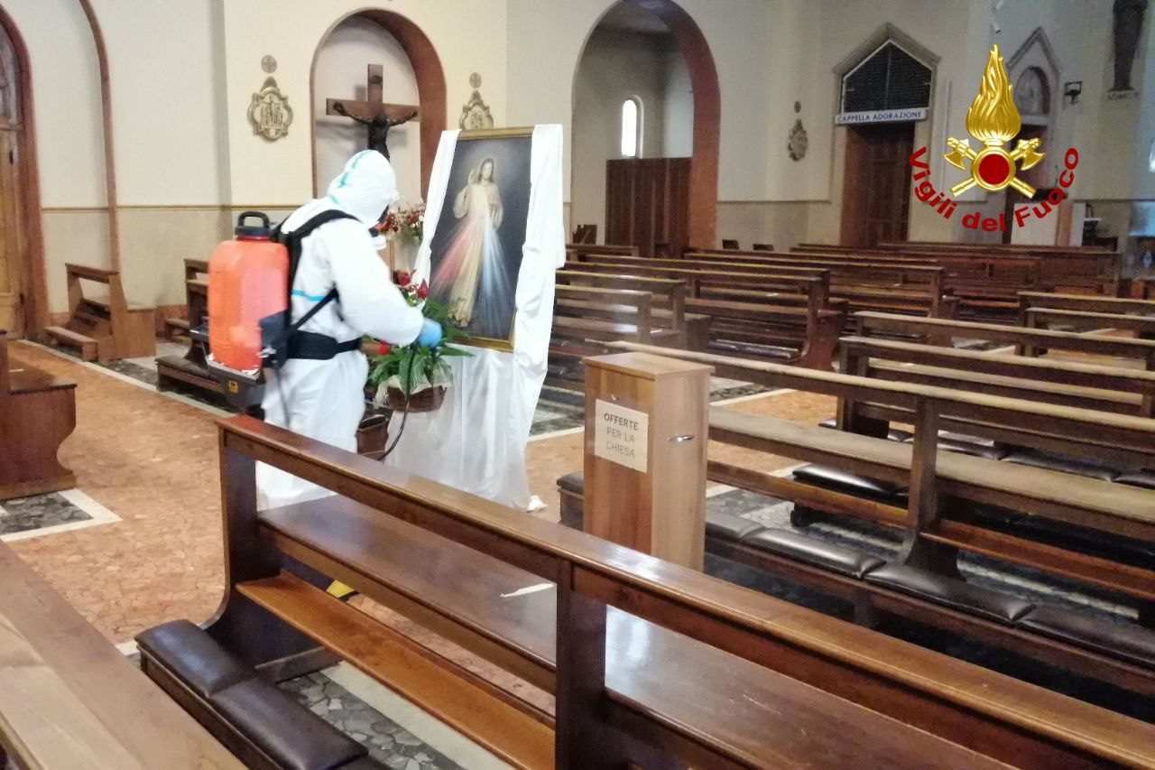 Vigili del Fuoco al lavoro per la sanificazione della chiesa Maria Immacolata – VIDEO