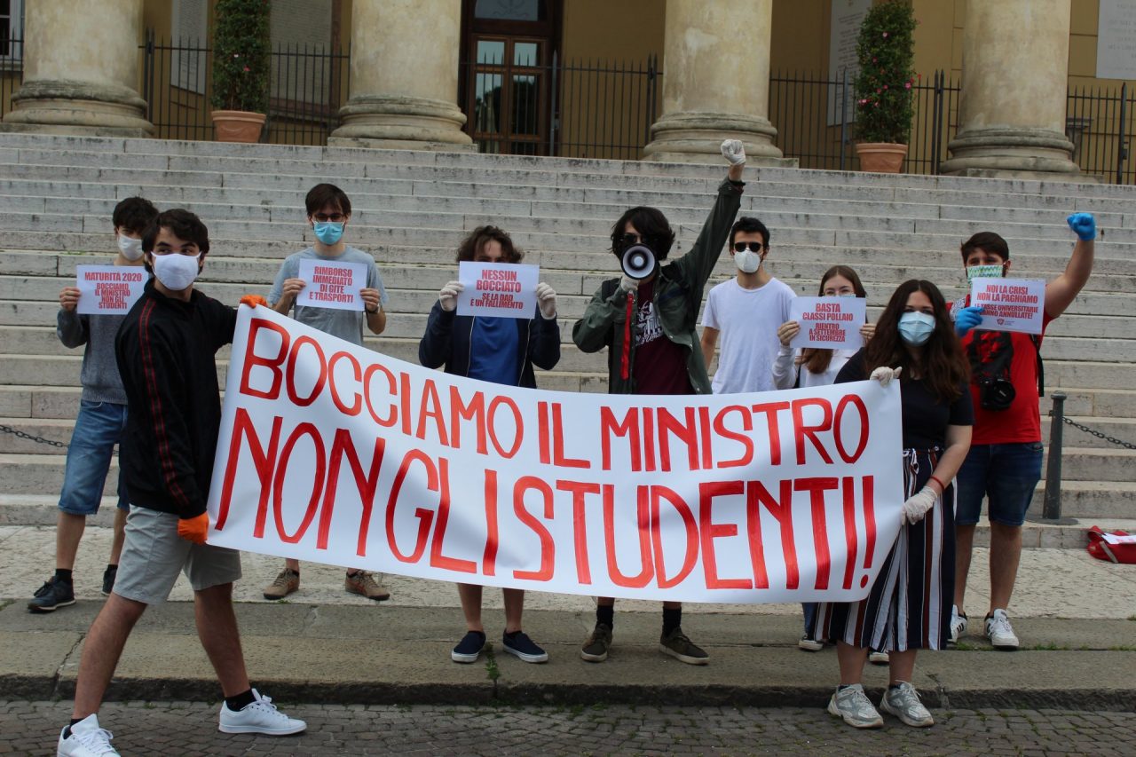 Studenti comunisti manifestano a Verona: “Il Governo non tutela il diritto allo studio”