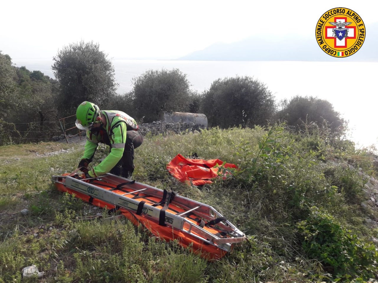 Escursionista di Brenzone si infortuna sul sentiero, l’ambulanza non può arrivare: soccorso a piedi