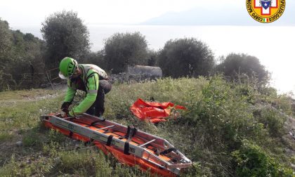Escursionista di Brenzone si infortuna sul sentiero, l'ambulanza non può arrivare: soccorso a piedi