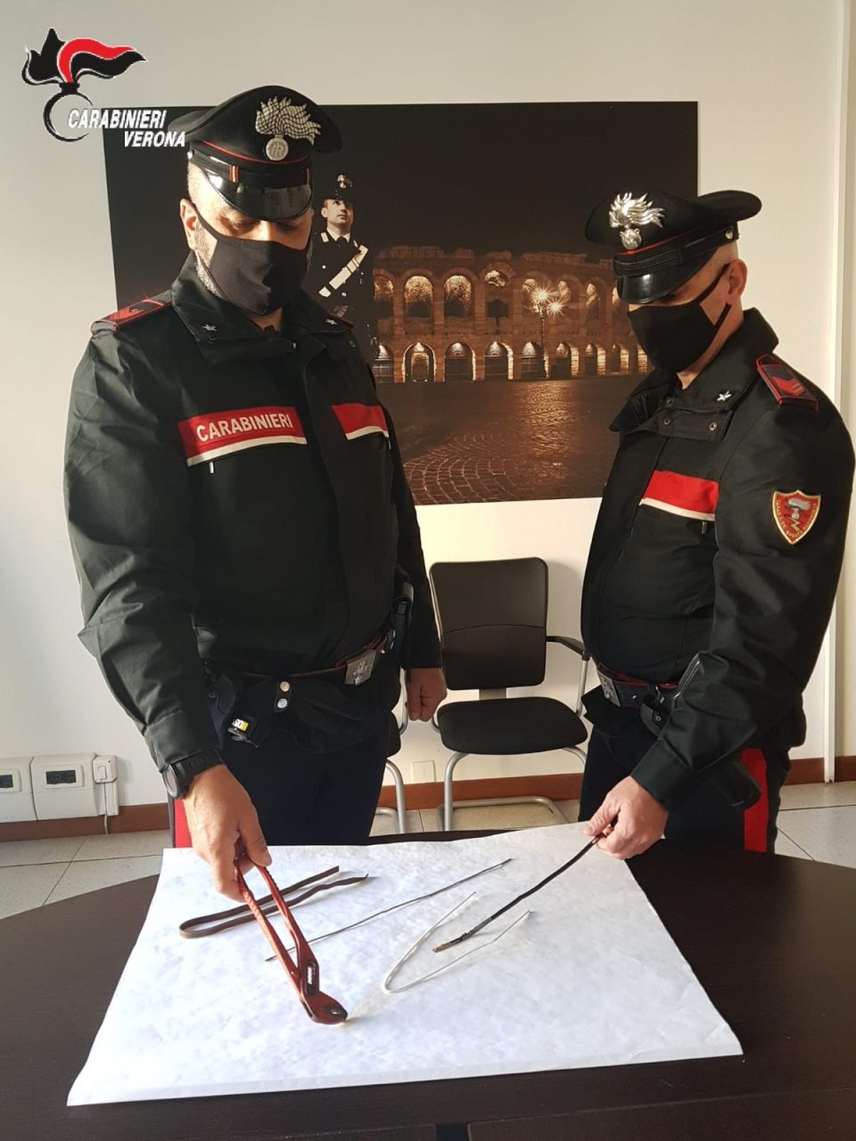 Fermi in auto con arnesi da scasso: scatta la denuncia dei Carabinieri