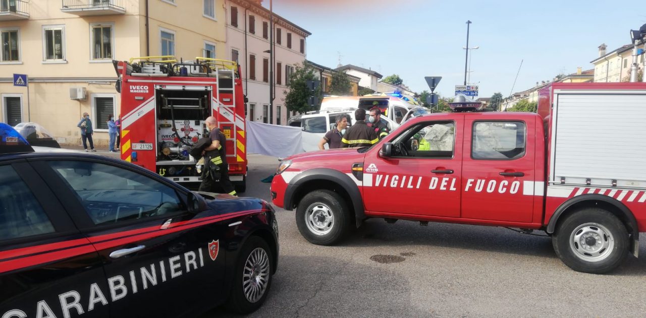 Tragedia Villafranca, malore in auto: si schianta in Via Nino Bixio e muore