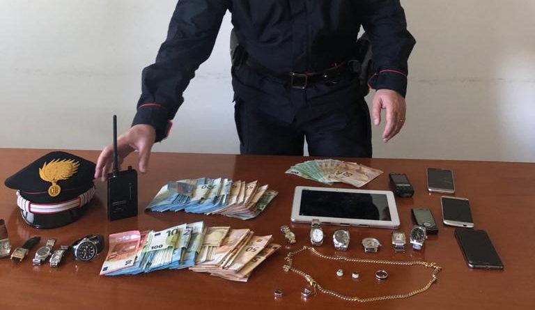 Coniugi fermati con 20mila euro e orologi costosi nascosti meticolosamente (ma non troppo)