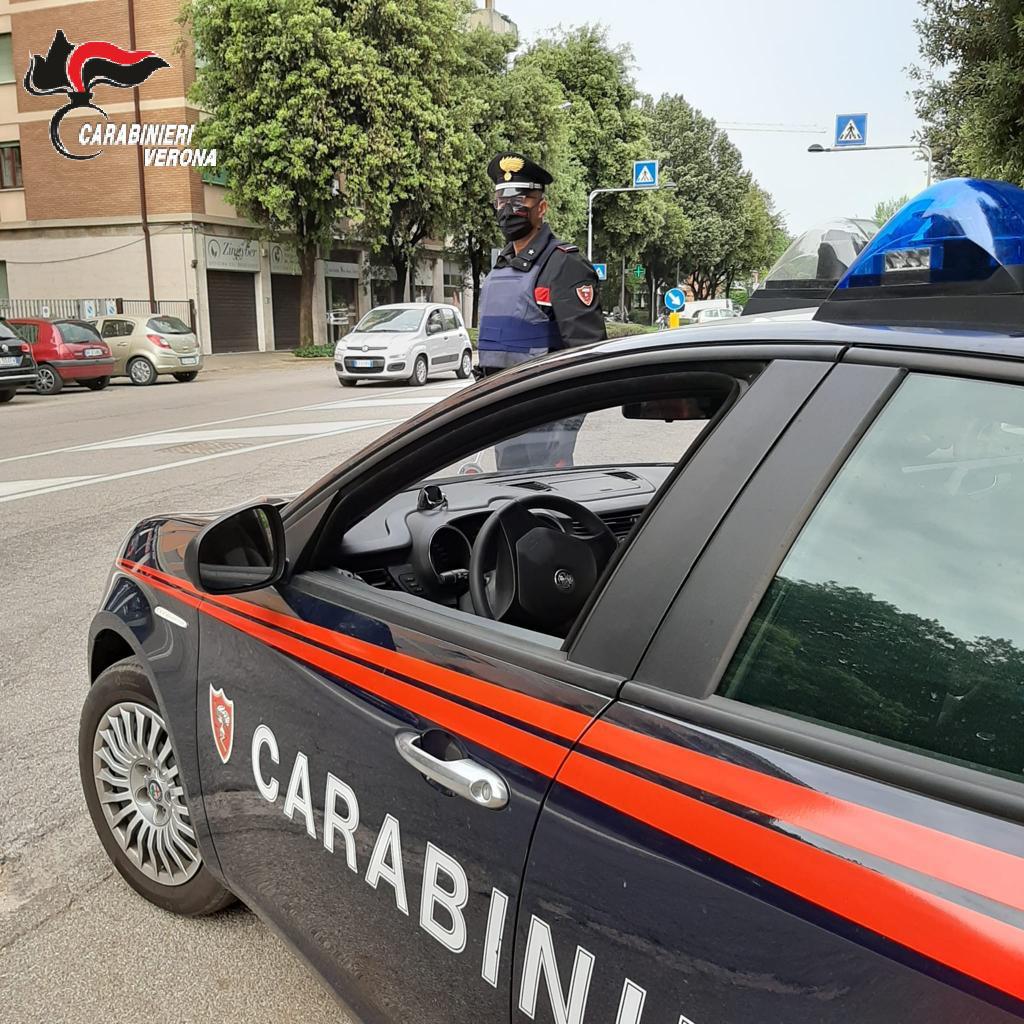 Inseguono una vettura che oltrepassa con il rosso, nei guai il 58enne trovato in possesso di cocaina