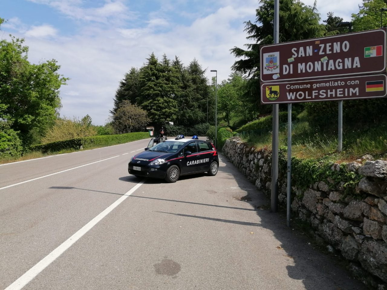 Sfregia la compagna con un coltello e tenta la fuga all’estero