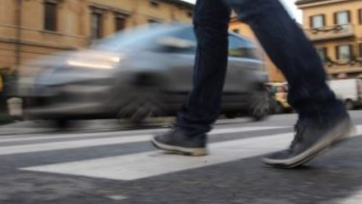 Investe pedone e fugge, automobilista 88enne rintracciato grazie alle telecamere
