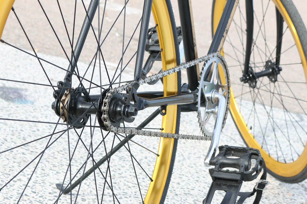 Ruba una bicicletta ma viene rintracciato, aggredisce i Carabinieri per non farsi arrestare