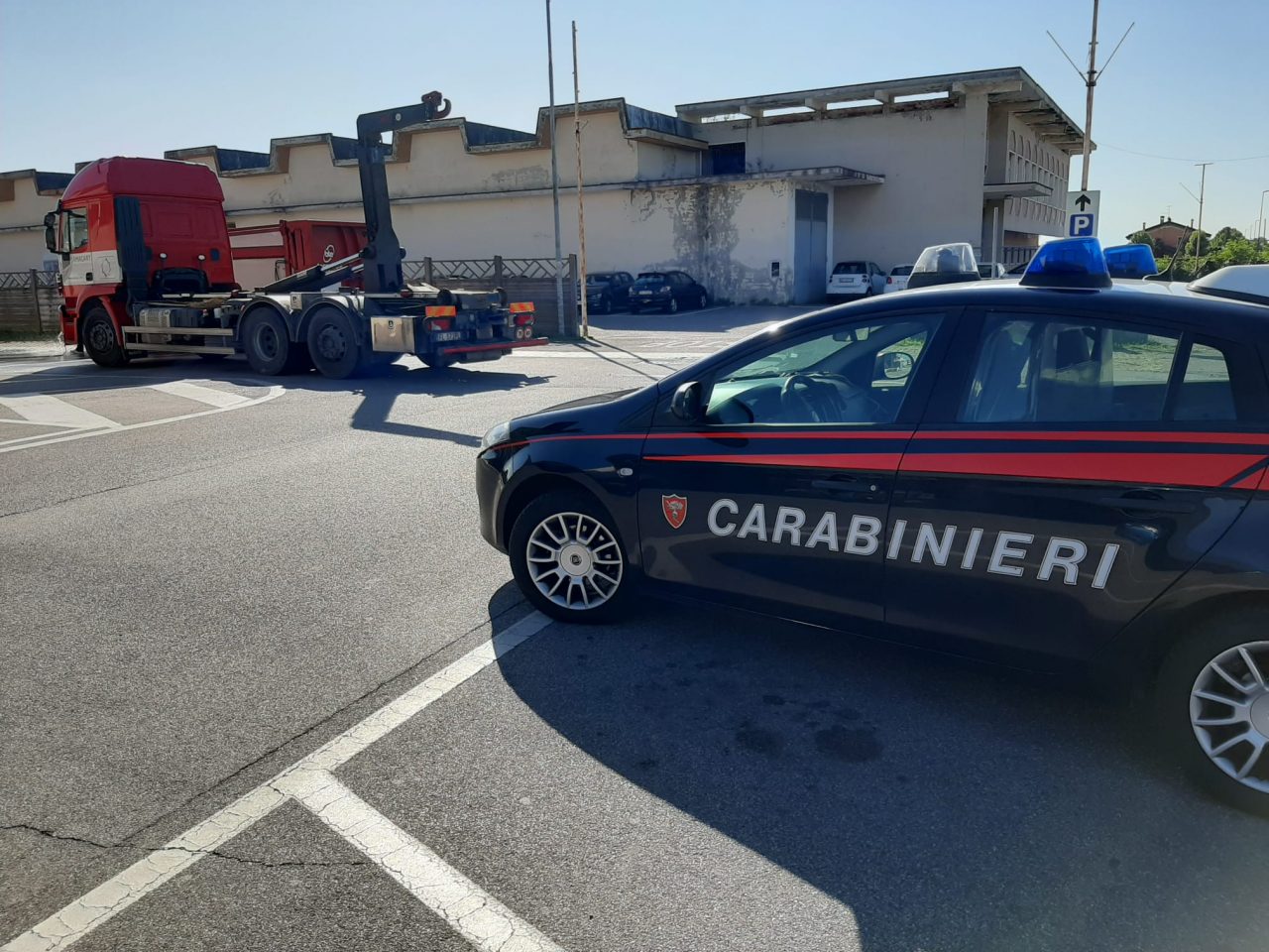 Conducente abbagliato dal sole non vede il pedone nel parcheggio e lo investe