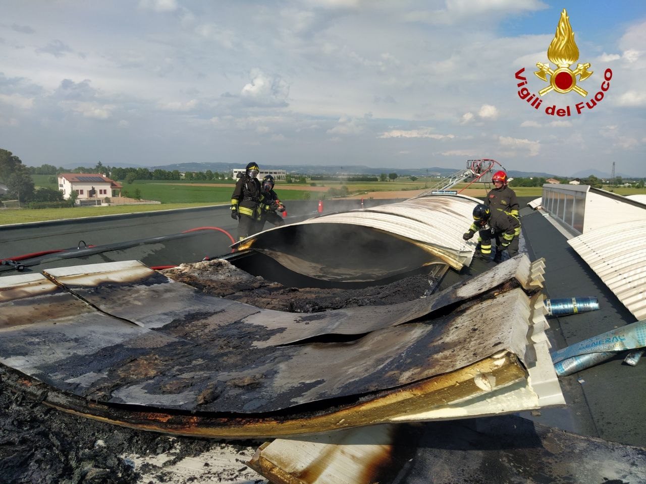 In fiamme la copertura del nuovo capannone industriale in costruzione a Veronella