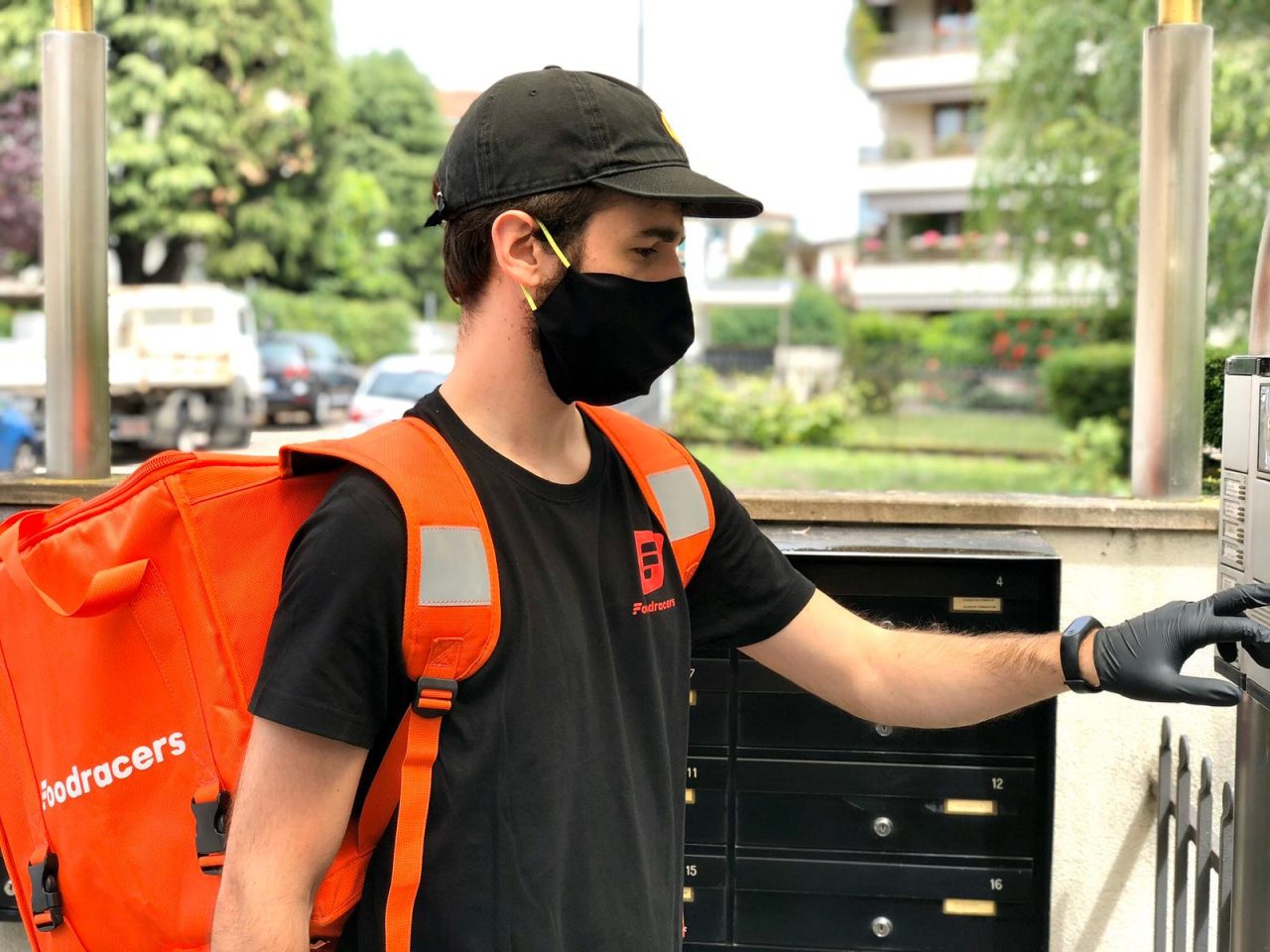 Pranzi e cene a domicilio: a Legnago è arrivato Foodracers