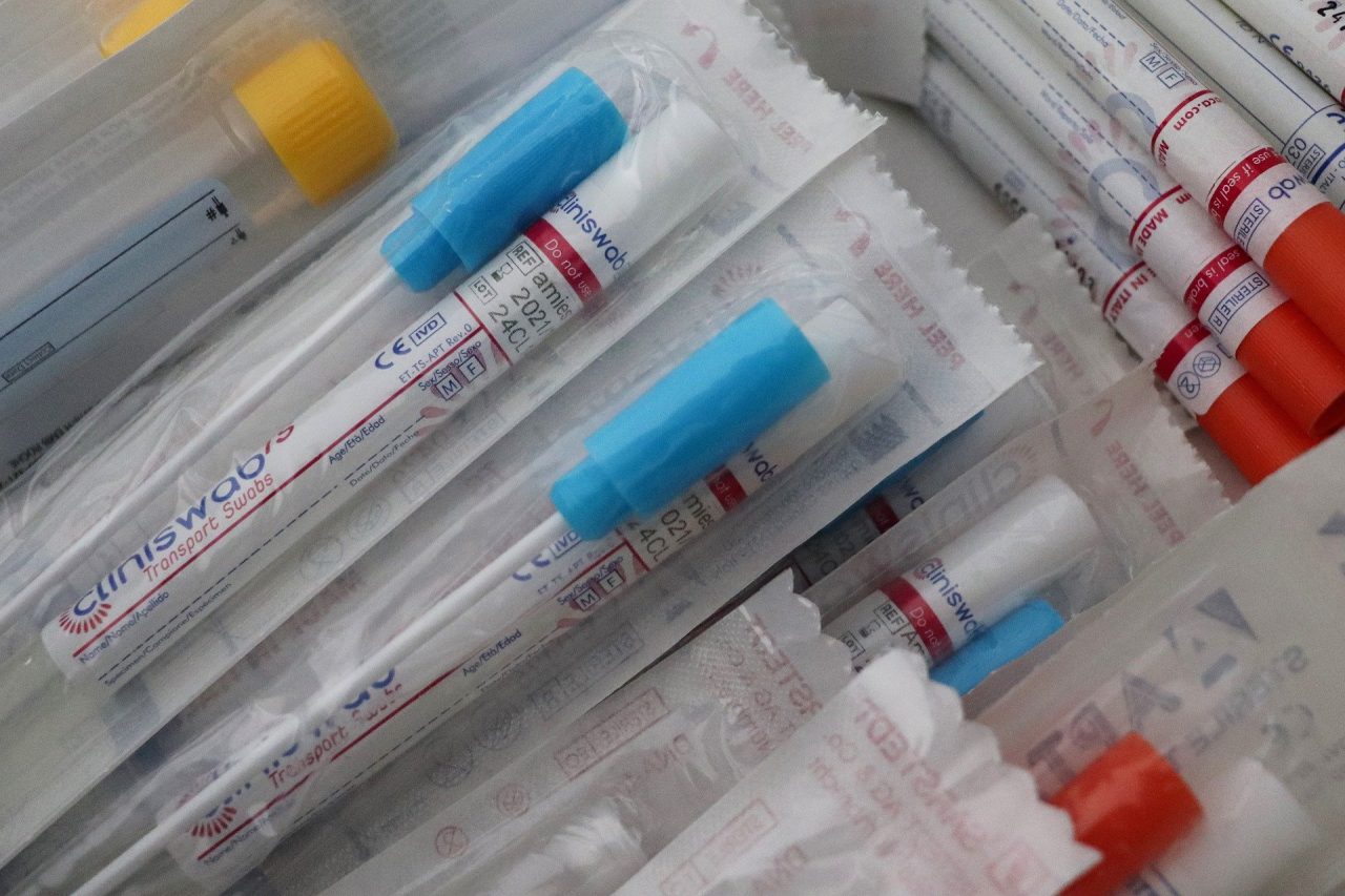 Farmacisti autorizzati all’esecuzione dei tamponi rapidi, prezzo calmierato