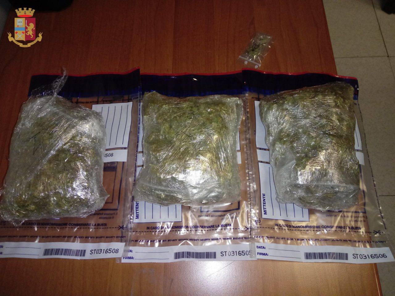Usava i taxi per trasportare la droga ed eludere i controlli, 24enne nei guai