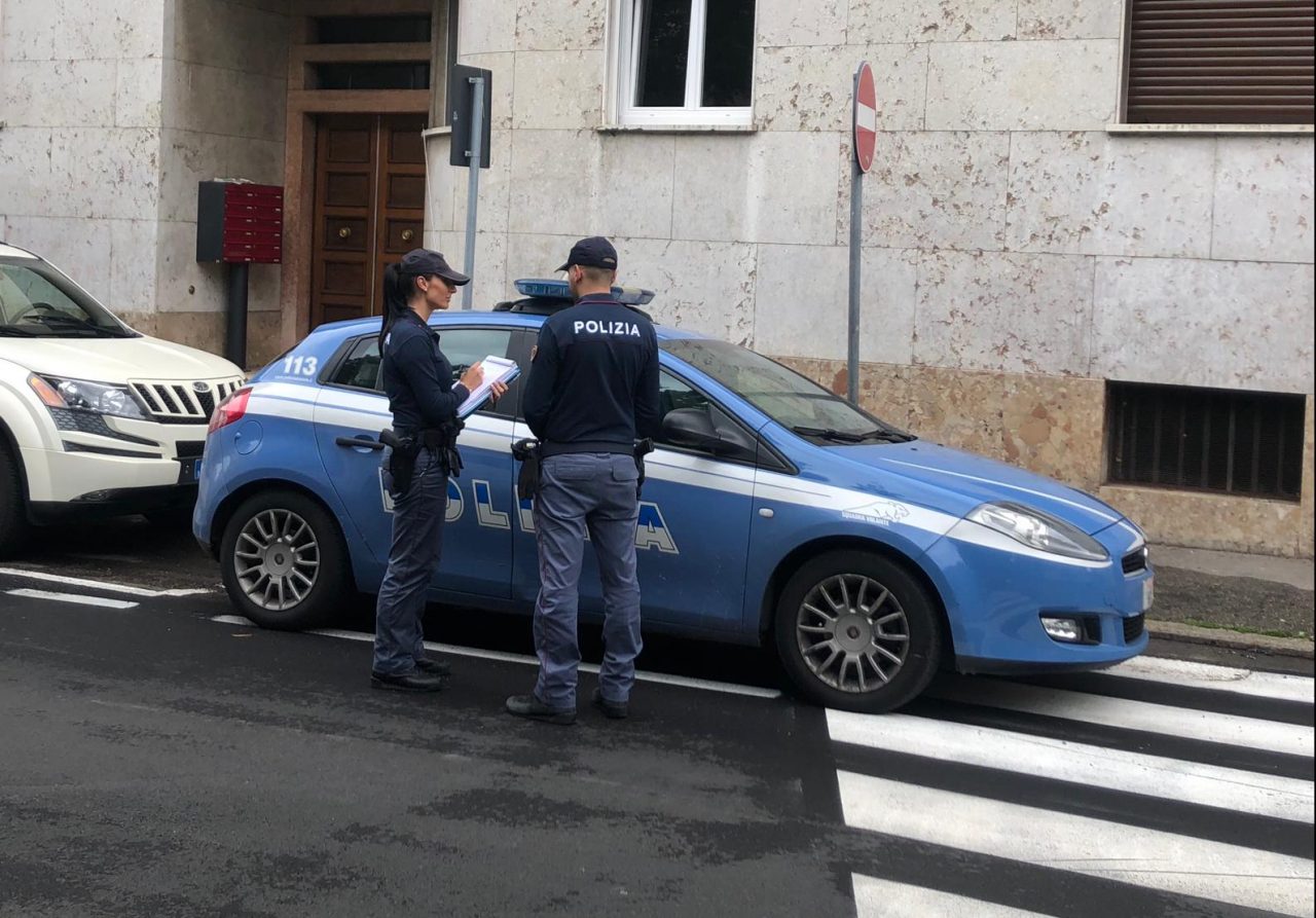 Conquista la fiducia dell’anziana che lo invita in casa per un caffè, derubata dei gioielli