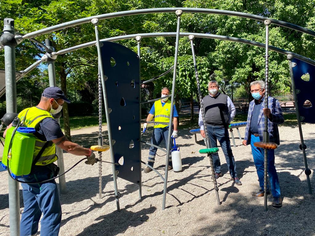Riaperti tutti i parchi giochi a Verona, decine di operatori Amia impegnati