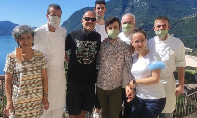 Max Pezzali sceglie le vacanze italiane, ha soggiornato in un hotel sul lago d’Iseo
