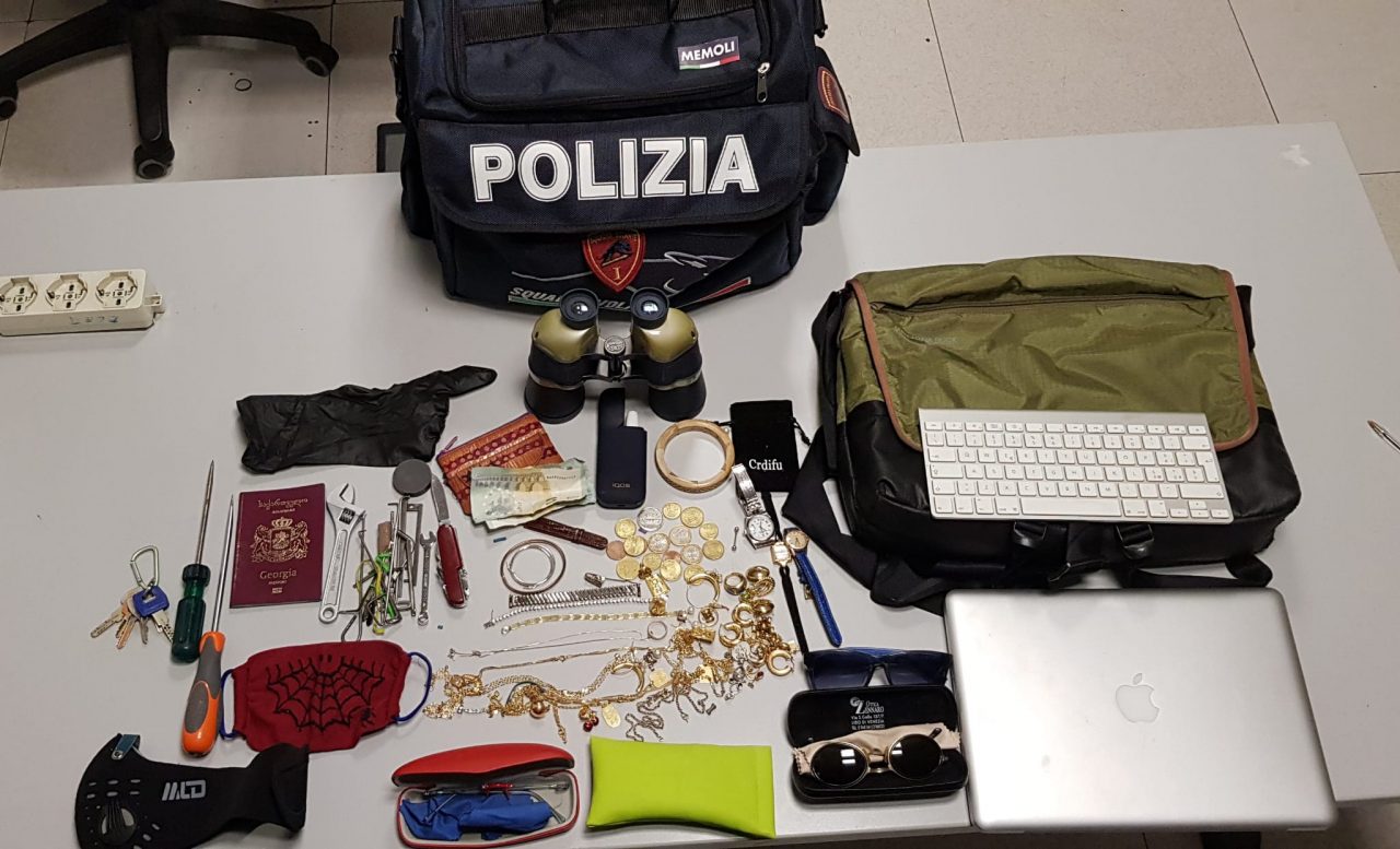Topo d’appartamento beccato dalla Polizia con la refurtiva, nei guai un 33enne