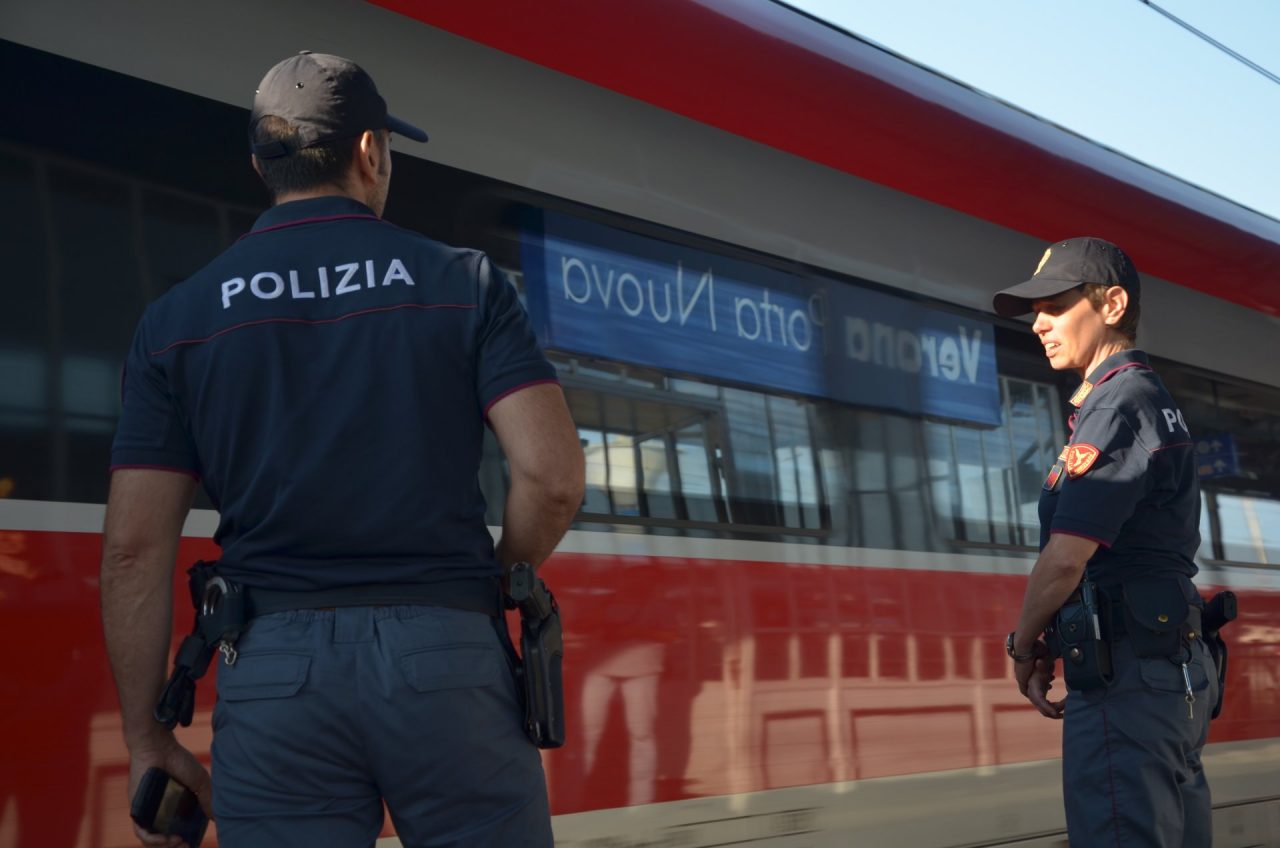 Ruba un defibrillatore in zona stazione ma viene beccato dalla Polizia, nei guai un 30enne