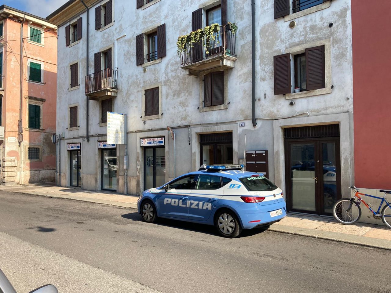 Rubano cellulare e borsello a dei giovani per strada, arrestati due 20enni