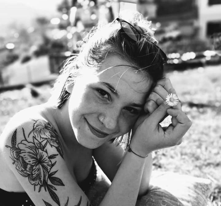 Si è spento il sorriso di Silvia, la 19enne che si era tuffata nel lago a Peschiera del Garda