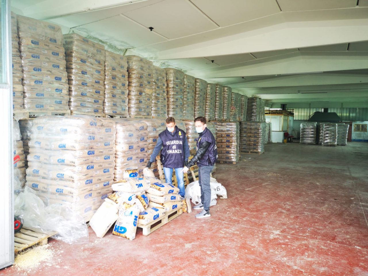 Scoperta truffa da 260mila euro ai danni di una ditta di pellet, 4 denunce