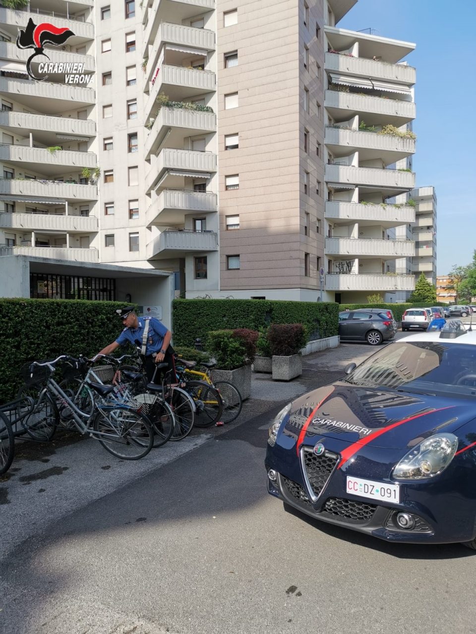 Tenta di tagliare catena e lucchetto della bicicletta al Saval, arrestato un 33enne