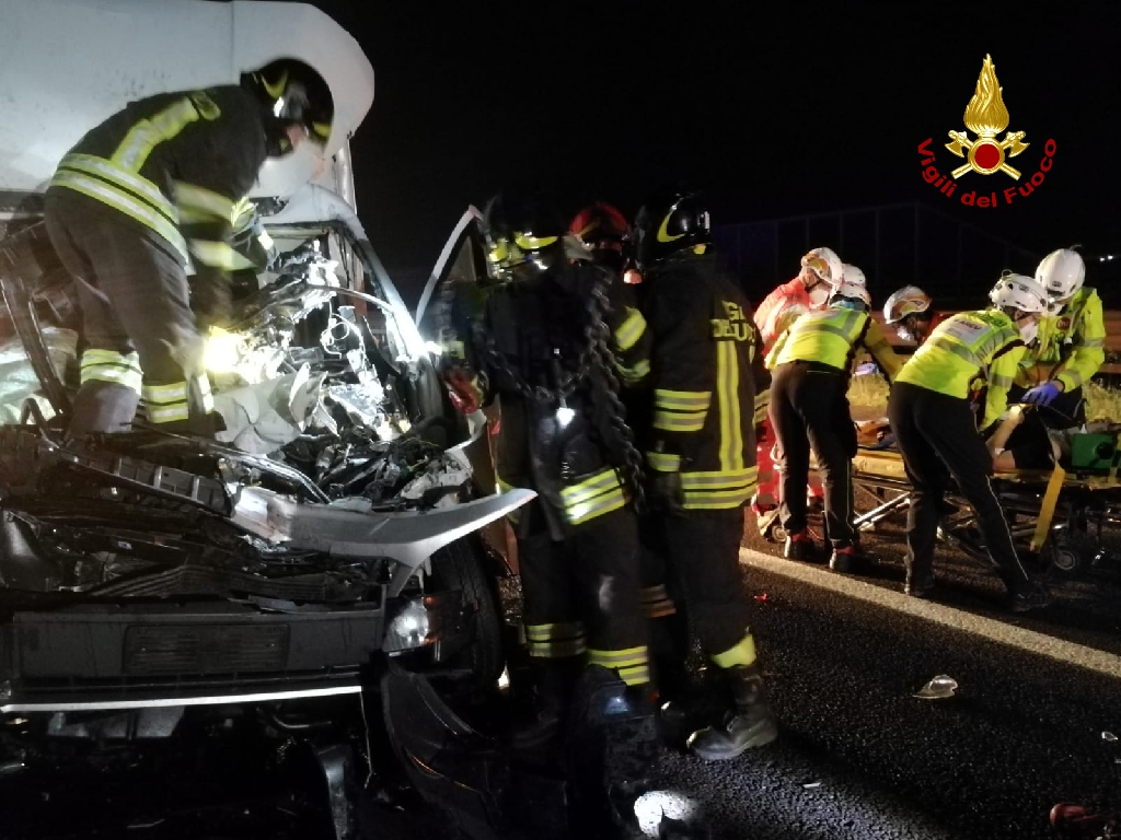 Tamponamento tra furgone e mezzo pesante sull’A22, grave un 22enne VIDEO