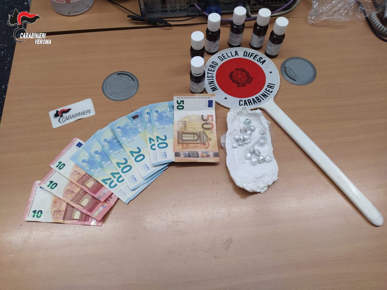 Riconosciuto e fermato lo spacciatore che zoppicava per strada, aveva 19 dosi di eroina negli slip