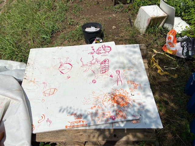 Scoperta “base writers” sopra la tangenziale Nord: bozzetti e bombolette per imbrattare la città