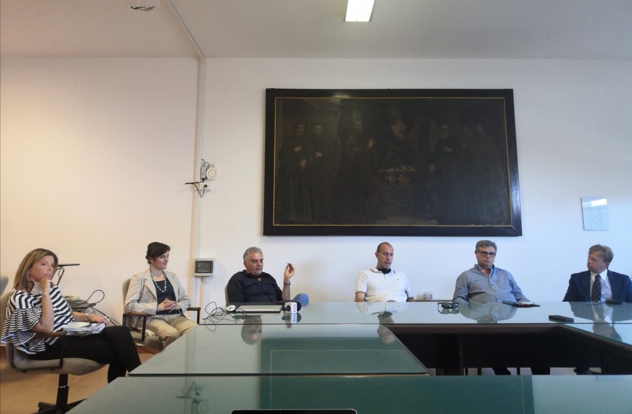 Finestrini rotti al parcheggio, Lorenzetti: “Aumenteremo le telecamere, chiesto il commissariato”