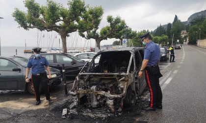 Auto prende fuoco lungo la Gardesana, conducente di San Bonifacio salvato dai Carabinieri