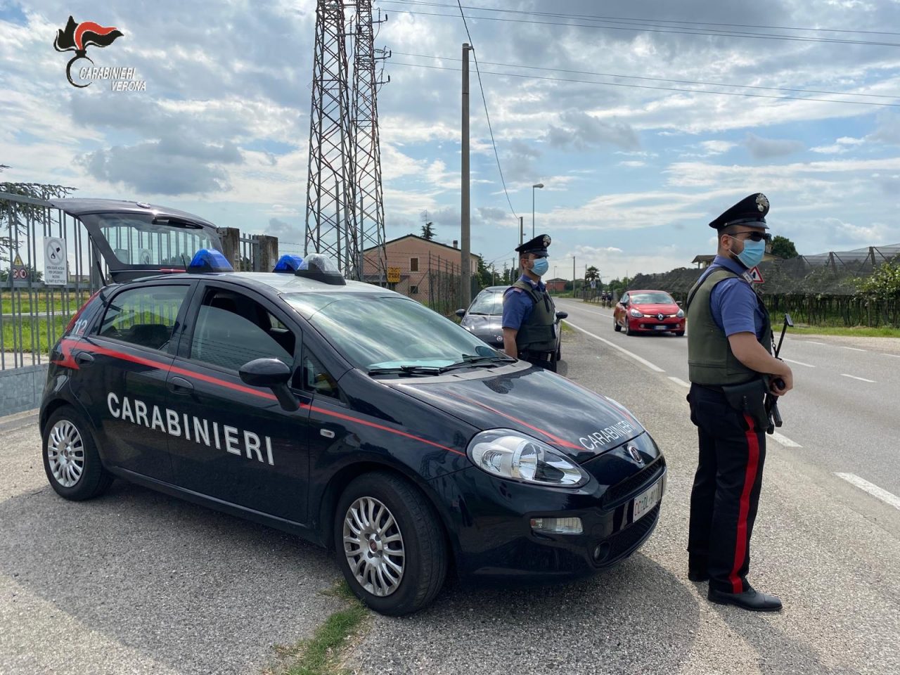 Auto sospetta segnalata dai cittadini, arrestati due uomini per spaccio di stupefacenti