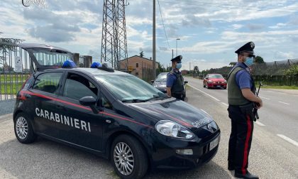 Auto sospetta segnalata dai cittadini, arrestati due uomini per spaccio di stupefacenti