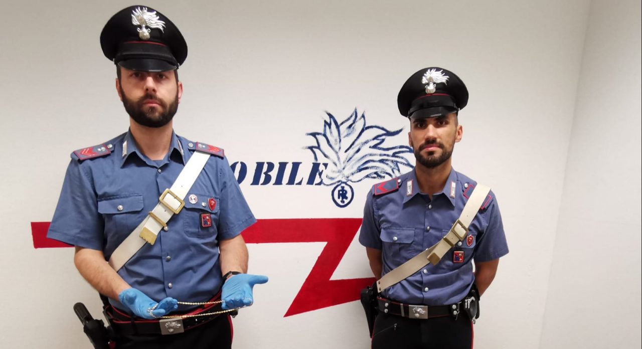 Strappano la collana a una 87enne, rocambolesco inseguimento tra Valeggio, Peschiera e Castelnuovo