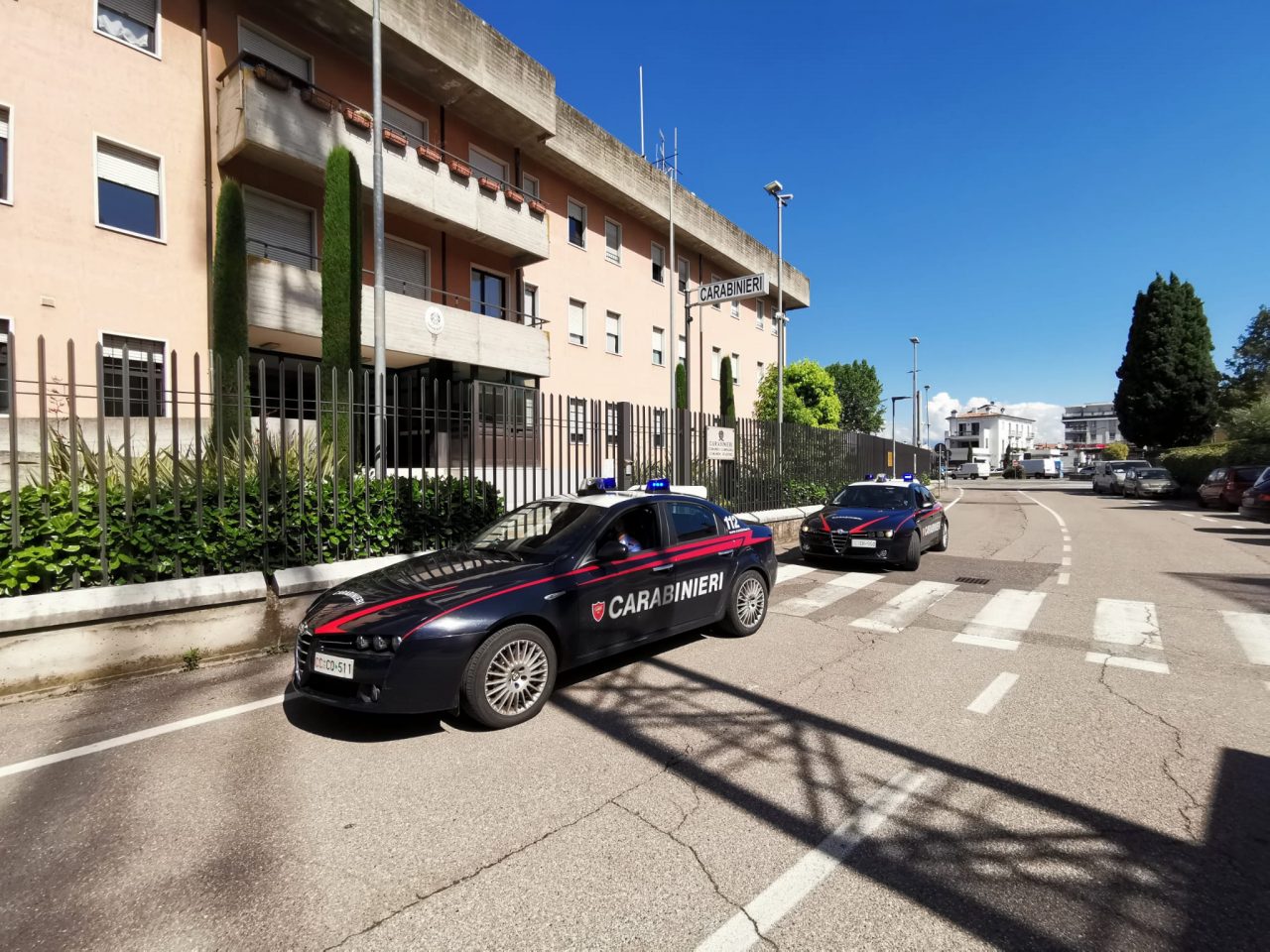 Evade dai domiciliari a Brescia, grazie alle indicazioni dei familiari lo trovano a Peschiera del Garda