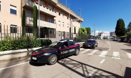 Evade dai domiciliari a Brescia, grazie alle indicazioni dei familiari lo trovano a Peschiera del Garda