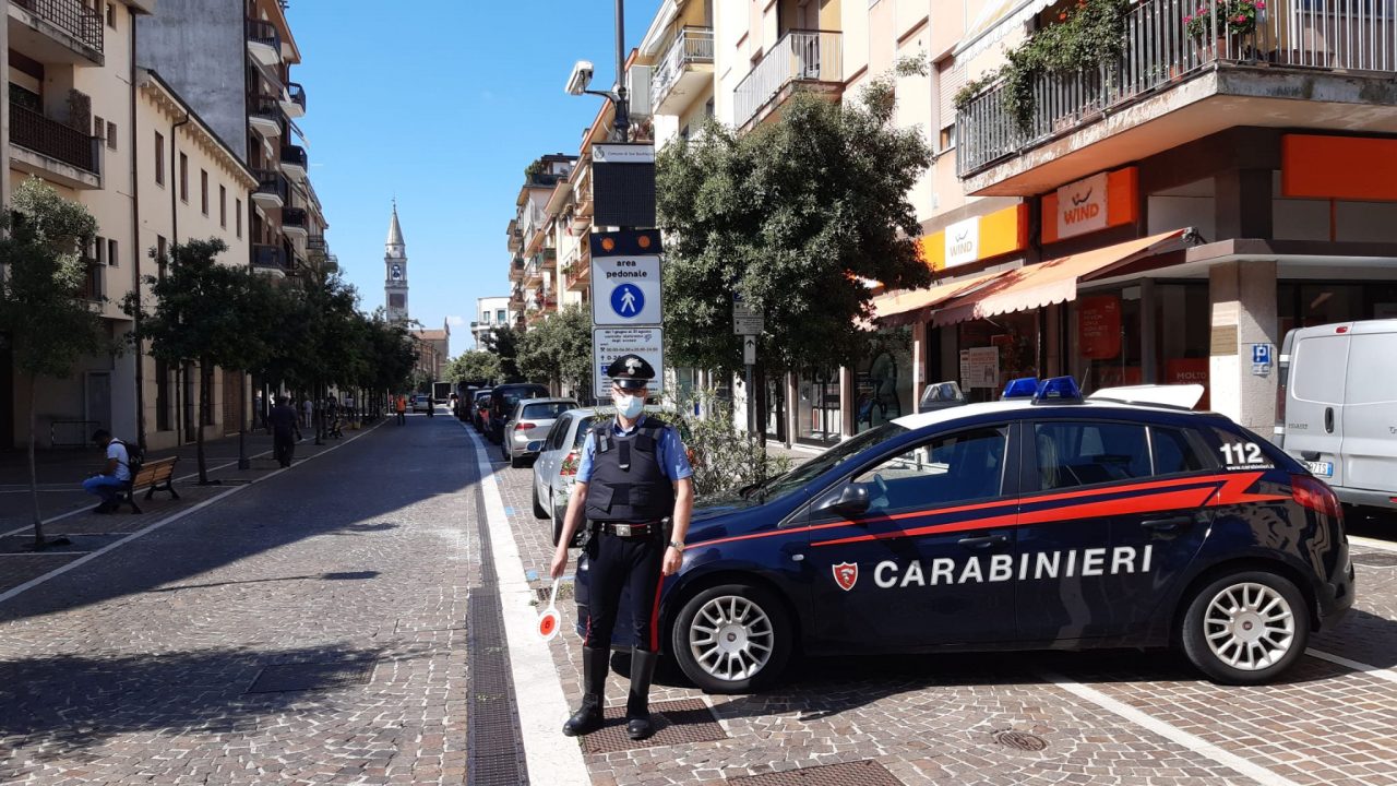 Usa il lampeggiante blu per accompagnare la madre dal medico, denunciato un 60enne