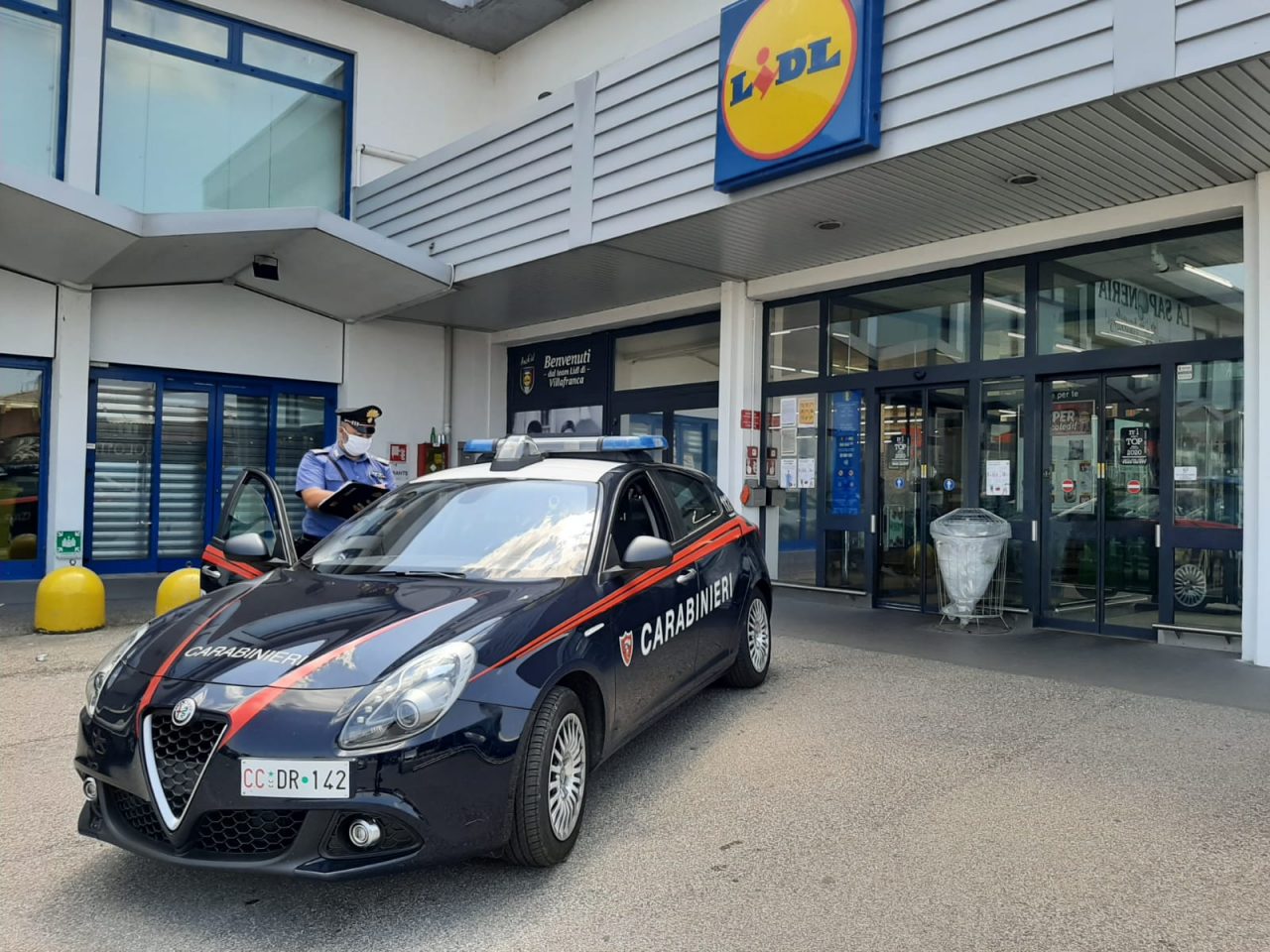 Ruba prodotti per l’igiene al Lidl per un valore di 100 euro, arrestata